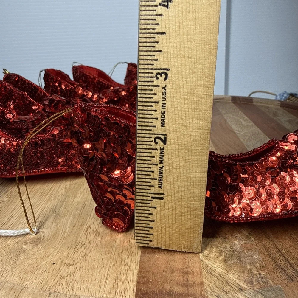 Wizard Of Oz (5) Wicker/Gingham Baskets & (8) Sequined Ruby Slippers Ornaments - Picture 12 of 12